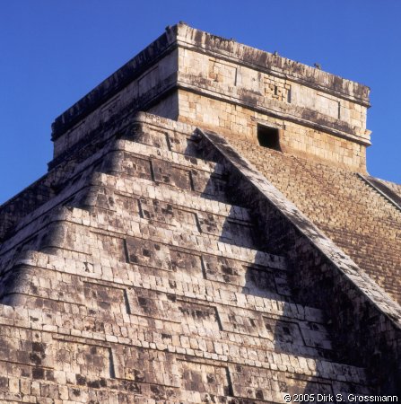 Top of the Pirámide de Kukulcan (Click for next image)
