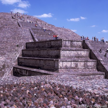 Pirámide de la Luna (Click for next image)