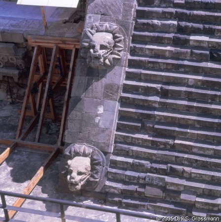 Templo de Quetzalcóatl (Click for next image)
