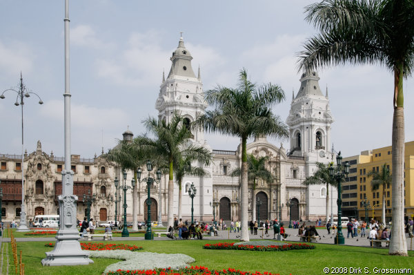 La Catedral de Lima en la Plaza de Armas (Click for next image)
