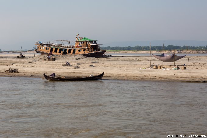 On the Ayeyarwaddy River at Mandalay (Click for next image)