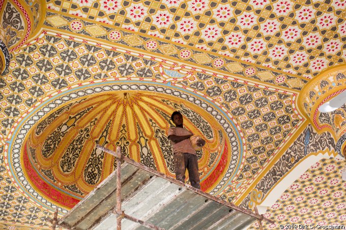 Painter in the Grande Mosquée de Touba (Click for next image)